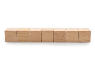 Özel Metin ya da Simgeler için Yedi Boş Tahta Blok. Tahta bloklar beyaz arka planda kırpma yolu ile yatay olarak izole edilir. Özel metin, sayı veya sembol eklemek için ideal.