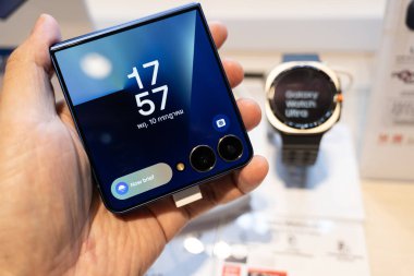 Samsung Galaxy Z Flip7 ile Galaxy AI Katlanabilir Akıllı Telefon Ekranı Dükkanda