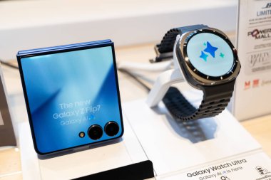 Samsung Galaxy Z Flip7 ile Galaxy AI Katlanabilir Akıllı Telefon Ekranı Dükkanda