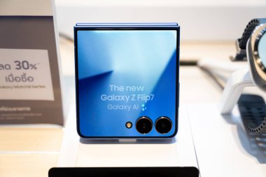 Samsung Galaxy Z Flip7 ve Galaxy AI. Mağazada Katlanabilir Akıllı Telefon Görüntüsü.