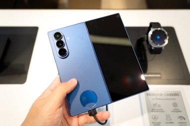 Samsung Galaxy Z Fold7 ve Galaxy Yapay Zeka Ekranı. Mobil teknoloji ve lüks tüketici elektroniği.
