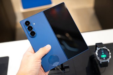 Samsung Galaxy Z Fold7 ve Galaxy Yapay Zeka Ekranı. Mobil teknoloji ve lüks tüketici elektroniği.