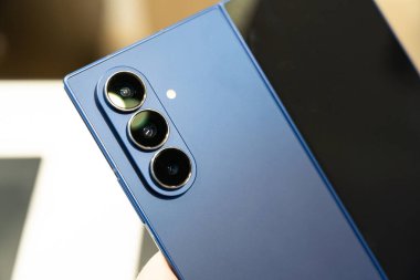 Samsung Galaxy Z Fold7 ve Galaxy Yapay Zeka Ekranı. Mobil teknoloji ve lüks tüketici elektroniği.