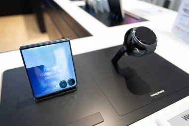 Samsung Galaxy Z Flip7 ve Galaxy AI. Mağazada Katlanabilir Akıllı Telefon Görüntüsü.