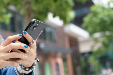 Akıllı Telefonu Boş Ekran Teknolojisi Konsepti ile Kullanan Kadın. Kadının elleri, siyah ekranı olan bir akıllı telefonu tutuyor ve onunla etkileşime geçiyor. modern teknoloji, iletişim ve yaşam tarzı.