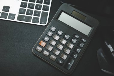 Ofis Masasında Klavye ve Fare Hesaplayıcı. Finans, muhasebe, ofis işleri ve iş ve ofis ortamlarında kullanılan modern teknoloji araçları. Metin için boş hesap makinesi.