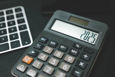 2025 'teki mali durum için hesap ve tahminler. Para, bütçe, vergi, yatırım, mali ve tasarruflar. 2025 sayılı hesap makinesi