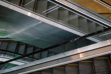 Modern Mall Interior 'da yürüyen merdiven. Çağdaş bir alışveriş merkezinde yürüyen bir merdiven..