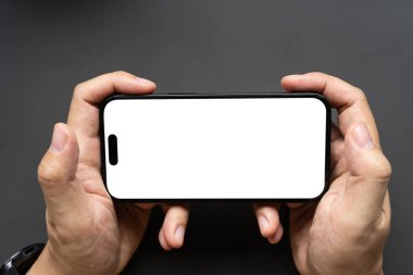 Karanlık Arkaplanda Beyaz Ekran 'ı olan Akıllı Telefon. Model, uygulama sunumları ve dijital pazarlama kavramları için mükemmel..