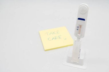 HIV hızlı test kiti negatif sonuç gösteriyor. HIV AIDS 'i tespit etmek için sözlü test. Tıbbi, sağlık hizmetleri, teşhisler, hastalıkların önlenmesi ve halk sağlığı bilinç kavramları için ideal.