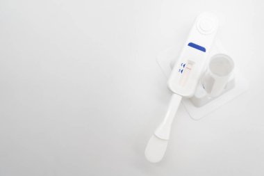 HIV hızlı test kiti negatif sonuç gösteriyor. HIV AIDS 'i tespit etmek için sözlü test. Tıbbi, sağlık, teşhis, hastalık önleme ve halk sağlığı farkındalığı kavramları için idealdir. Metin için Boşluğu Kopyala.