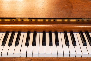 Ahşap çerçeveli Piano Keys 'i kapatın. Müzik, klasik enstrümanlar, melodi, uyum ve sanatsal ilham için mükemmel..