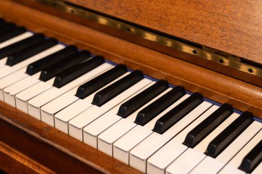 Ahşap çerçeveli Piano Keys 'i kapatın. Müzik, klasik enstrümanlar, melodi, uyum ve sanatsal ilham için mükemmel..