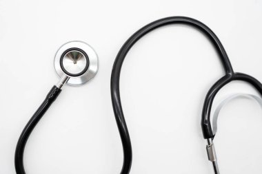 Beyaz Arkaplan 'da steteskop. Sağlık hizmetlerini, doktor danışmanlığını, hastane hizmetlerini ve hasta bakımını sembolize eden tıbbi ekipmanlar. Tıp, teşhis, sağlık kontrolü, klinik tedavi kavramları