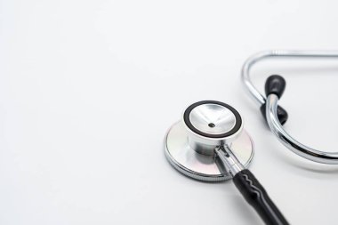Beyaz Arkaplan 'da steteskop. Sağlık hizmetlerini, doktor danışmanlığını, hastane hizmetlerini ve hasta bakımını sembolize eden tıbbi ekipmanlar. Tıp, teşhis, sağlık kontrolü, klinik tedavi kavramları
