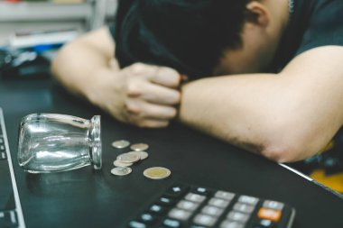 Finansal Stres, Boş Kavanoz, Birkaç Bozuk Para ve Bunalmış Kişi. Finansal sorunlar, borç, para sıkıntısı ve masrafları karşılamak için yeterli kaynağa sahip olmamanın duygusal yükü.