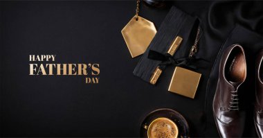 Zarif bir geçmiş mutlu babalar günü. Kahvenin, kartların ve altın bir bandrol 'un lüks resimleriyle..