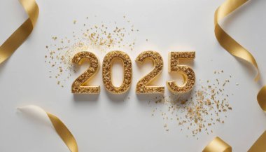 Mutlu yıllar 2025, altın kurdeleler ve lüks altın parıltılarıyla süslenmiş 3D gerçekçi altın sayılar, sıcak ve zarif beyaz arka plan.