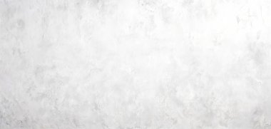 Aydınlatılmış beyaz mermer duvar temiz ve sofistike bir yüzey gösteriyor..