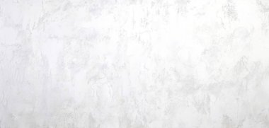 Yumuşak ışıkla aydınlatılmış desenli beyaz bir tablo..