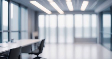 Geniş, modern çalışma alanının doğal ışıkla bulanık bir görüntüsü. Duvar kağıtları ve afişler için en iyi ofis resimleri. Güzel duygu..