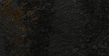 Yaşlanmış, çatlamış bir duvar deseninin yakın çekimi. Pankart ve poster arkaplanı için klasik retro ve zarif siyah kaya duvarının eski fotoğrafı.