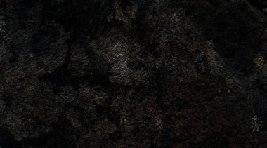 Çatlak görünümlü klasik kaya duvar. Pankart ve poster arkaplanı için klasik retro ve zarif siyah kaya duvarının eski fotoğrafı.