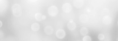 Bulanık beyaz ışıklar görüntüye yumuşak bir parıltı ekler. Parlak ve parlak renklerle yumuşak detaylarla modern bulanık bokeh arkaplan.