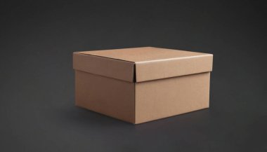 Koyu gri arka planda kapalı, kahverengi bir karton kutu. Zarif ve temiz karton kutu ürünü için kaliteli fotoğraf modeli.
