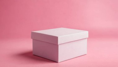 Pembe arka planda beyaz bir hediye kutusu. Zarif ve temiz karton kutu ürünü için kaliteli fotoğraf modeli.