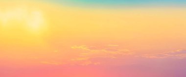 Canlı, rengarenk günbatımı gökyüzü ince bulutlu. Afişler, posterler ve duvar kağıtları için arkaplan fotoğrafları.