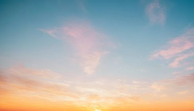 Yumuşak pembe ve turuncu renkleri ve ince bulutları olan güzel bir gün batımı gökyüzü. Afişler, posterler ve duvar kağıtları için arkaplan fotoğrafları.