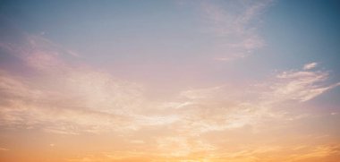 İnce bulutlar ve pastel renklerle güzel bir günbatımı gökyüzü. Afişler, posterler ve duvar kağıtları için arkaplan fotoğrafları.