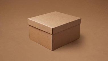 Kahverengi arka planda kapalı bir karton kutu. Zarif ve temiz karton kutu ürünü için kaliteli fotoğraf modeli.