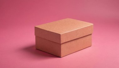 Kapalı karton kutu, kahverengi, düz pembe bir yüzeye oturur. Zarif ve temiz karton kutu ürünü için kaliteli fotoğraf modeli.