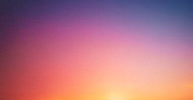 Canlı, yumuşak gün batımı gökyüzü mor, pembe, turuncu ve sarı renklerin nazik bir karışımı. Afişler, posterler ve duvar kağıtları için arkaplan fotoğrafları.