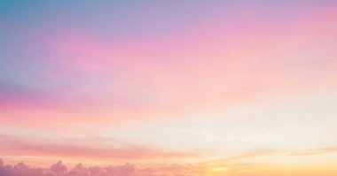 Hassas pastel renkleri ve ince bulutları olan gün batımı gibi bir gökyüzü. Afişler, posterler ve duvar kağıtları için arkaplan fotoğrafları.