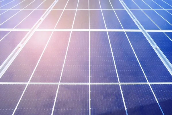 Ön manzara mavi güneş panelini güneş ışığı ve bulutlu yansıma ile kapatın. Güneş pili teknolojisi, alternatif elektrik kaynağı. Fotovoltaik hücre paneli. Temiz enerji güç kavramı