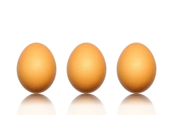 Close Três Ovos Galinha Marrom Com Refletir Isolado Fundo Branco — Fotografia de Stock