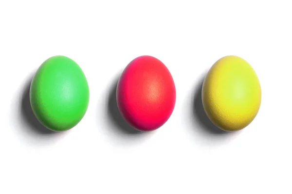 Разноцветные Куриные Яйца Изолированы Белом Фоне Боковой Тенью Плоские Пасхальные — стоковое фото