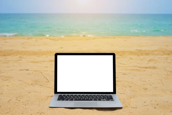 Laptop Czystym Ekranem Kreatywnego Projektowania Plaży Piaskowej Pobliżu Niebieskiego Tła — Zdjęcie stockowe