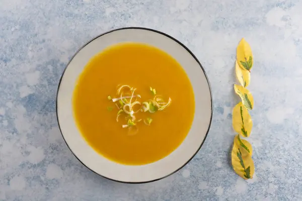 Katedralin manzarası ve Sevilla 'nın kızı