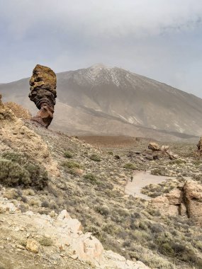 Roque Cinchado ve Teide Dağı 'nın panoramik manzarası Teide Ulusal Parkı, Tenerife, Kanarya Adaları