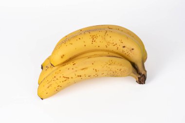 Beyaz arka planda izole edilmiş bir avuç sarı muz, çok iştah açıcı taze meyve.
