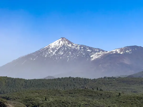 Tenerife, Kanarya Adaları 'ndaki Teide Ulusal Parkı' na kar yağdı.