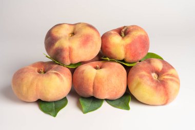 Paraguay meyvesi, beyaz bir arka planda, olgun ve soyutlanmış. Ayrıca düz şeftali de denir.