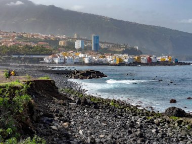 Renkli binaları ve kayalık kıyıları olan Puerto de la Cruz mahallesi