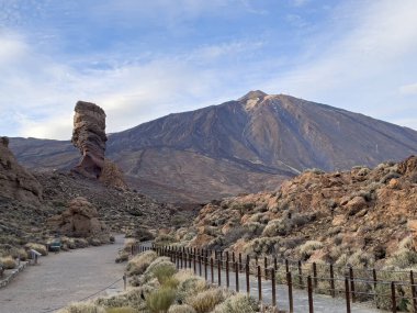 Tenerife Milli Parkı 'nda Roque Cinchado ve Teide Dağı