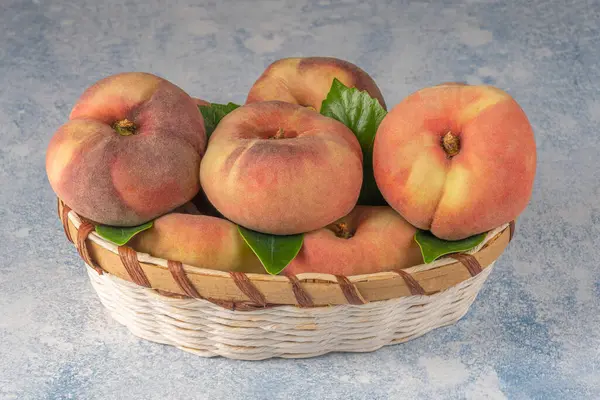 Hasır sepetteki Paraguaylılar açık mavi bir arkaplanda izole edilmişler.