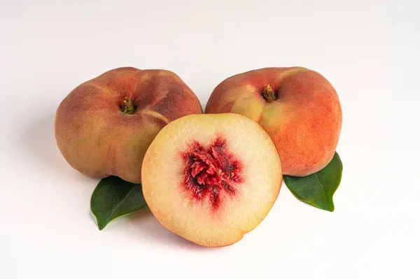 Üç Paraguaylı, ikiye bölünmüş, beyaz bir arka planda izole edilmiş.